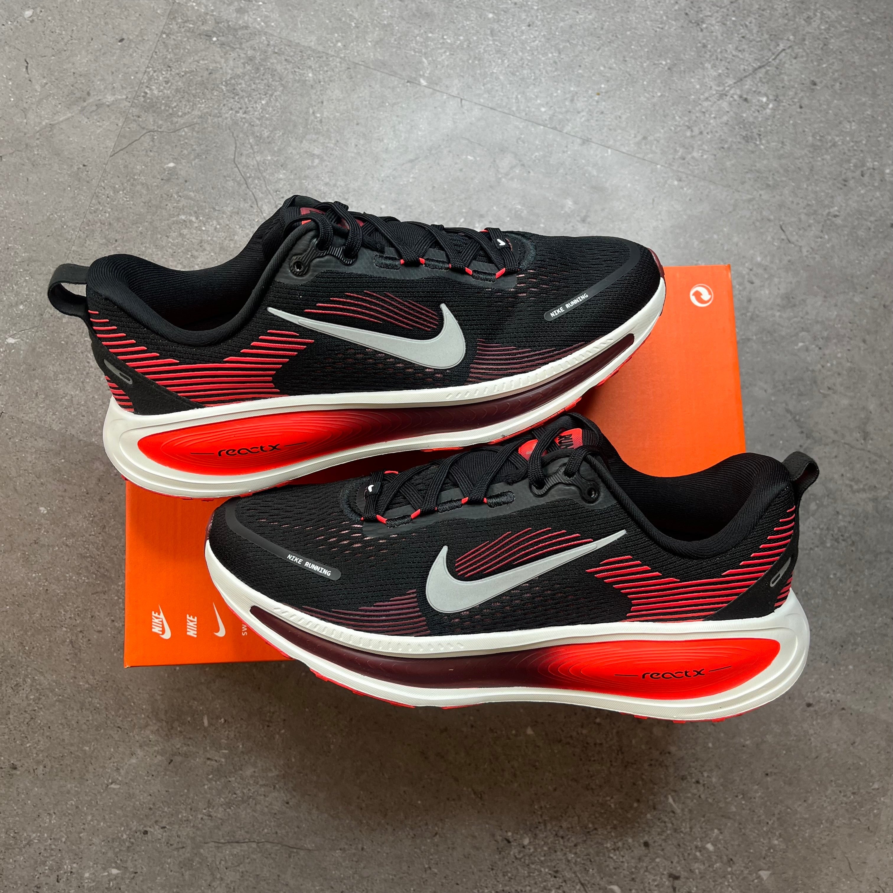 Nike Vomero 18 Running Crimson White